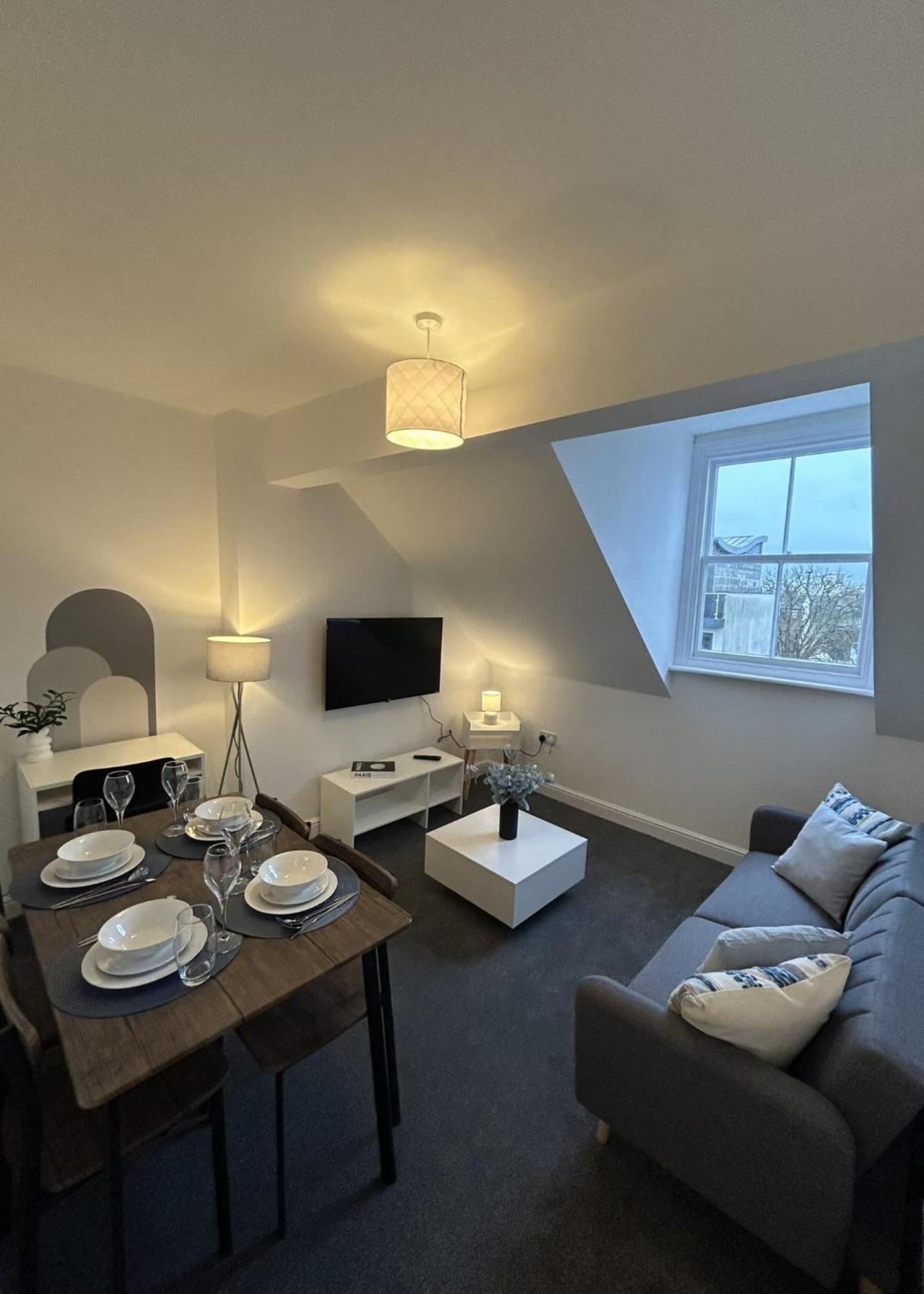 Brand New Modern Apartments Steps From Gloucester Quays Εξωτερικό φωτογραφία
