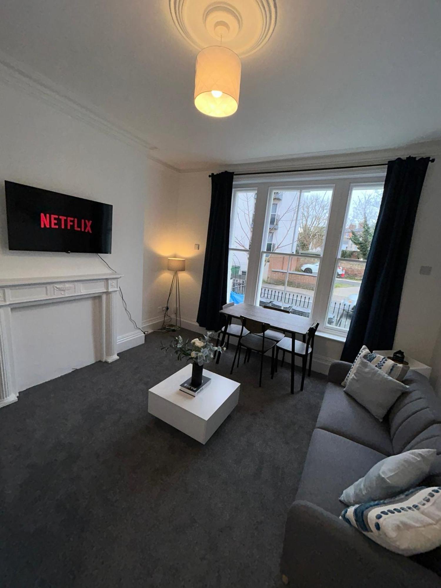 Brand New Modern Apartments Steps From Gloucester Quays Εξωτερικό φωτογραφία