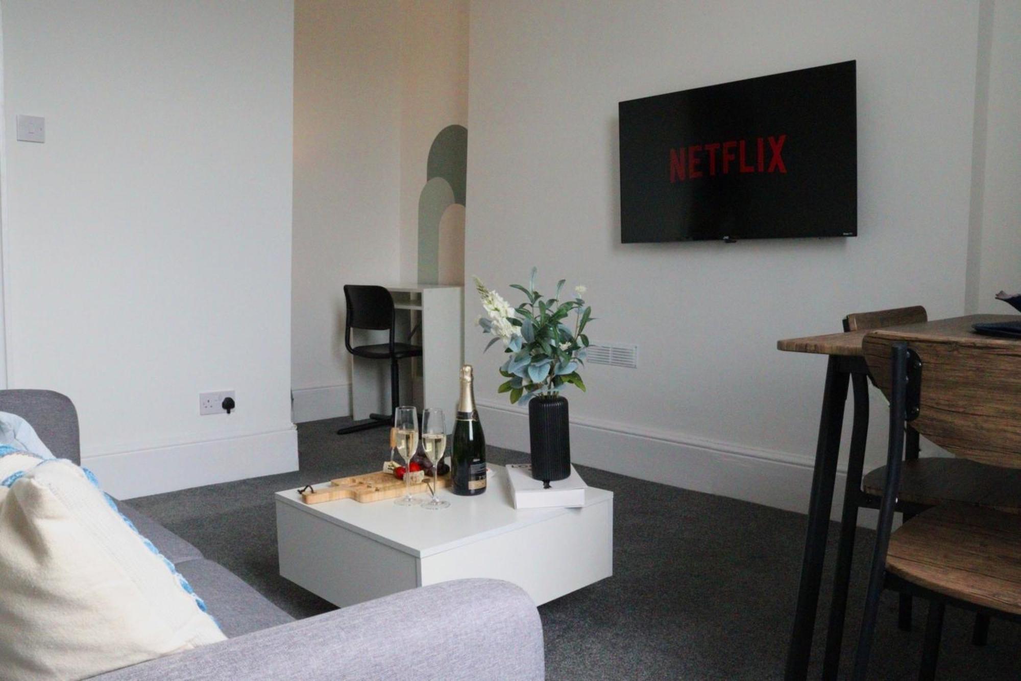 Brand New Modern Apartments Steps From Gloucester Quays Εξωτερικό φωτογραφία