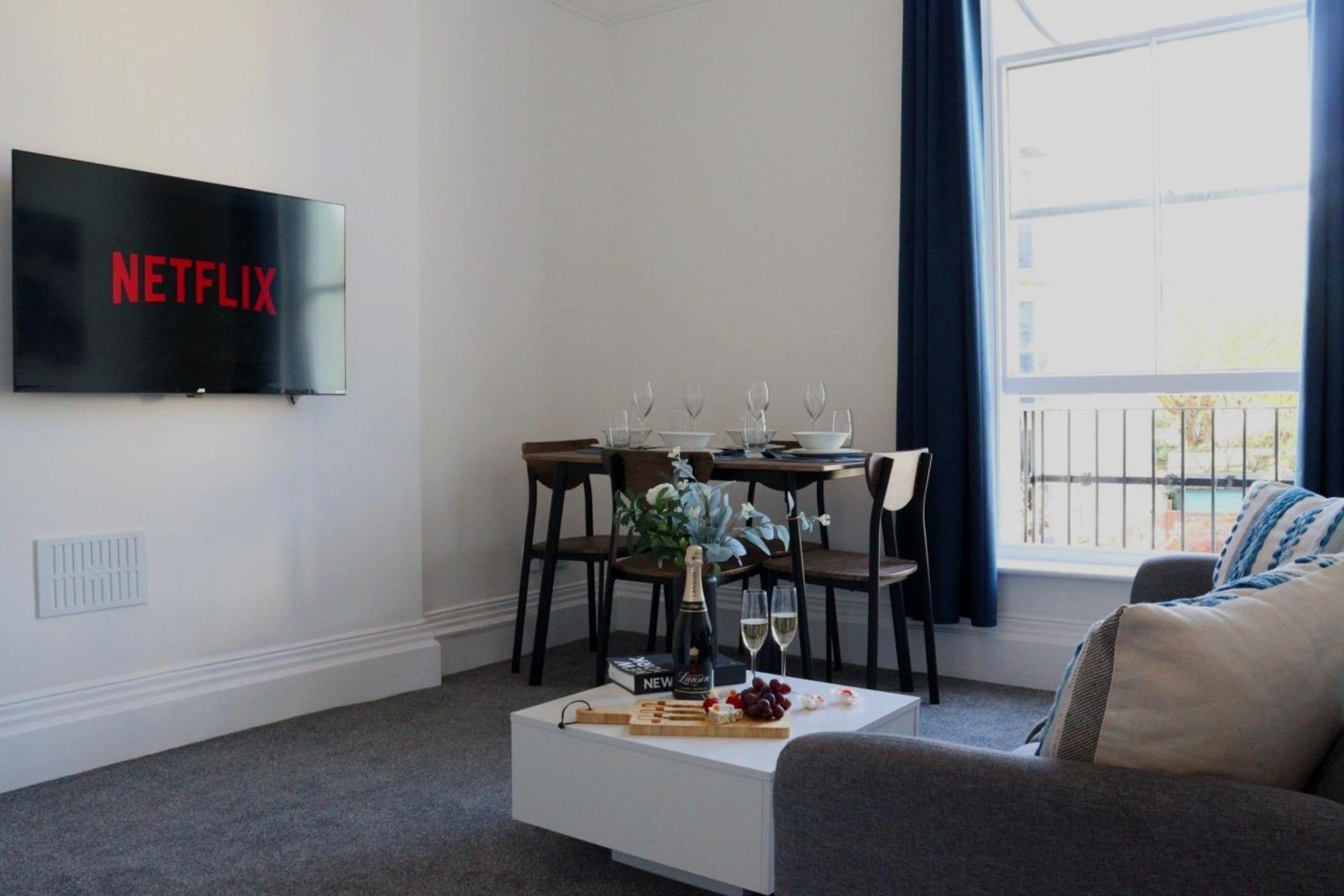 Brand New Modern Apartments Steps From Gloucester Quays Εξωτερικό φωτογραφία