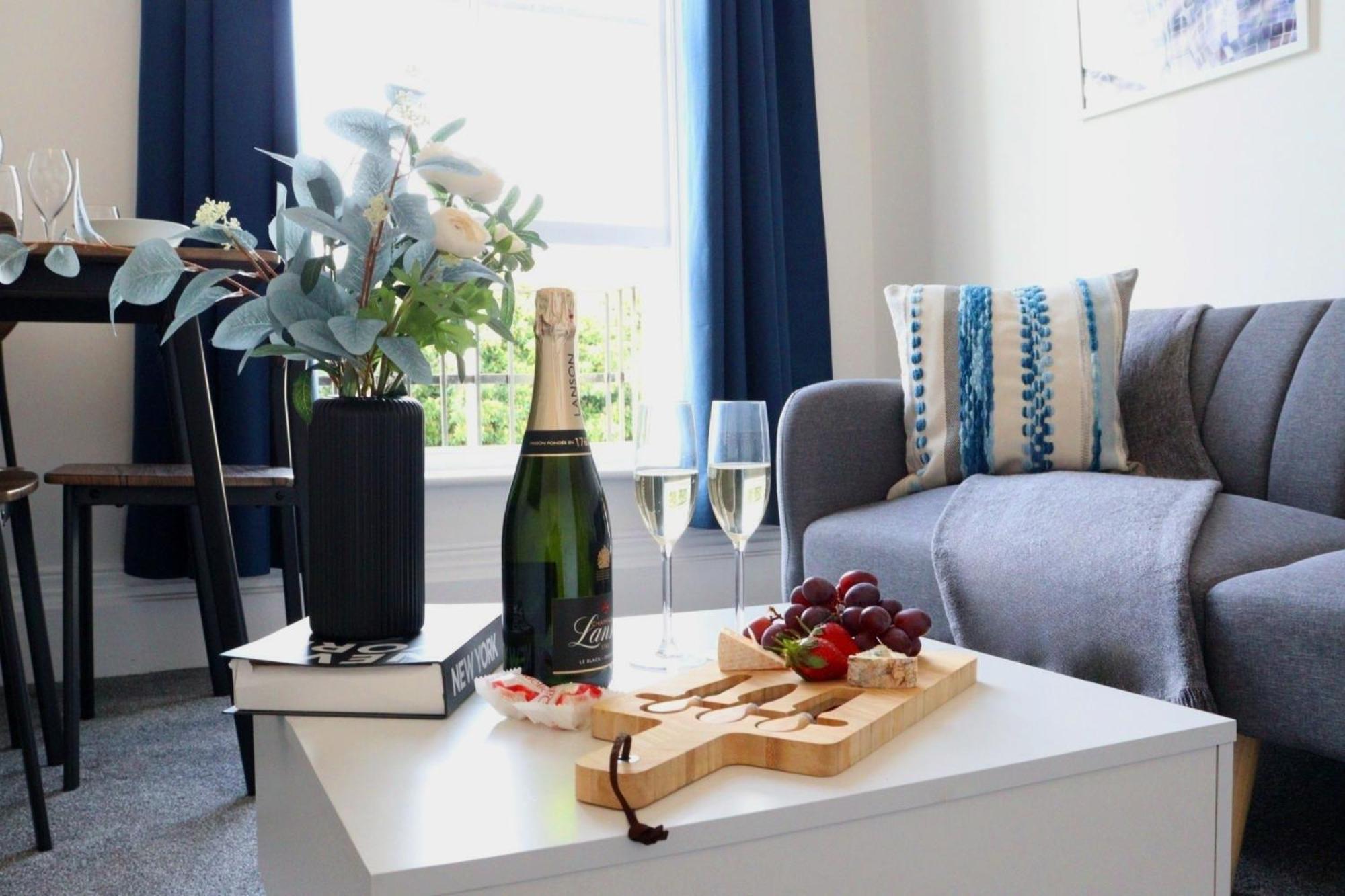 Brand New Modern Apartments Steps From Gloucester Quays Εξωτερικό φωτογραφία
