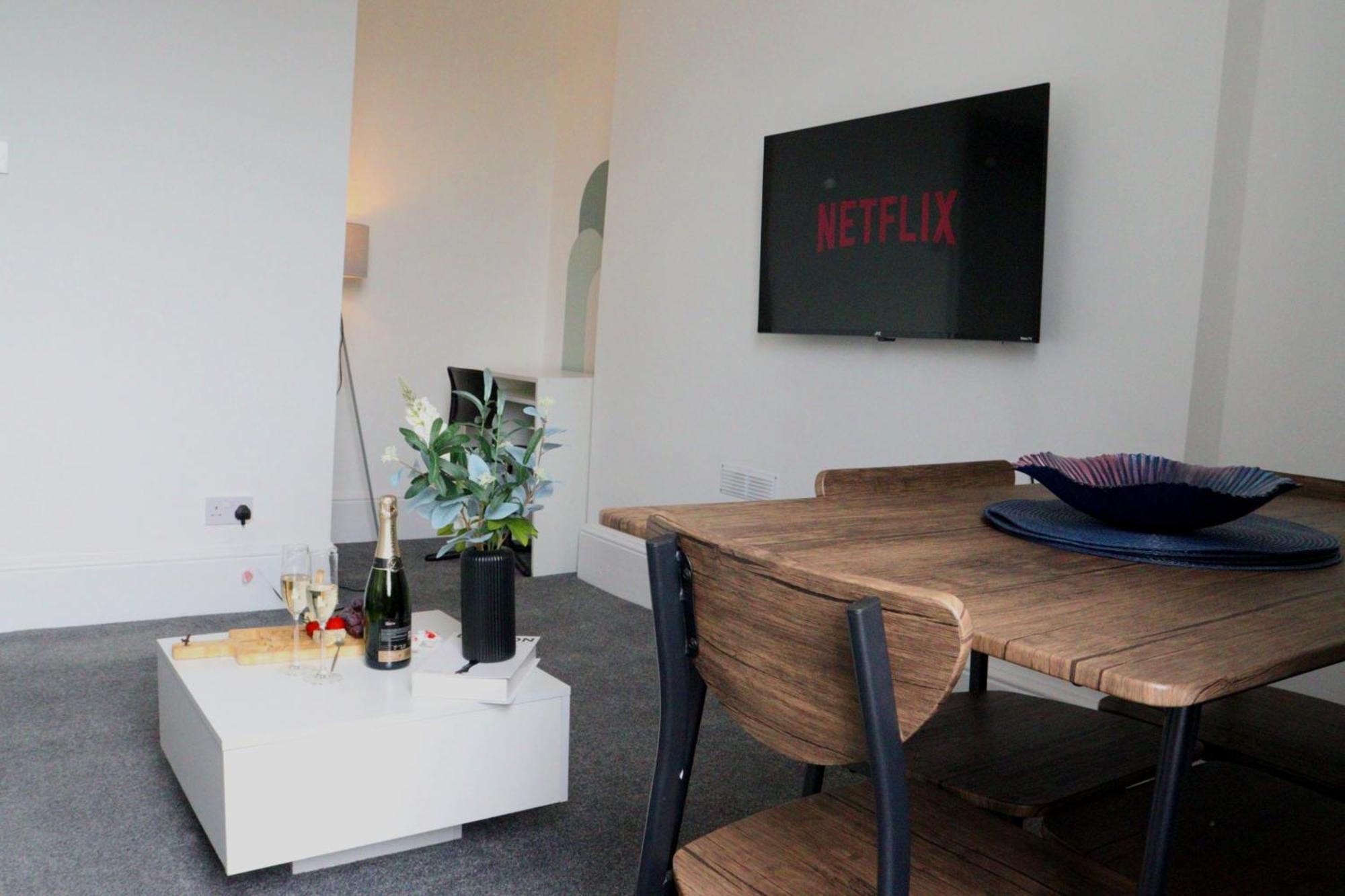 Brand New Modern Apartments Steps From Gloucester Quays Εξωτερικό φωτογραφία
